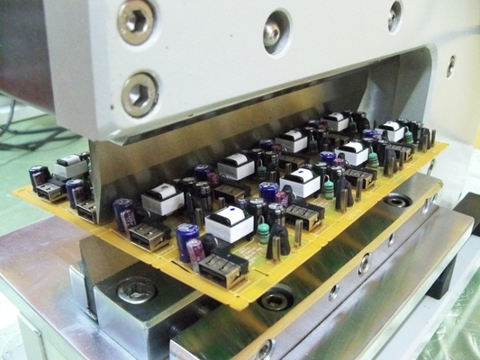 Máquina de corte de PCB V de lâmina linear com estrutura de ferro sólido para componentes de 50 mm de altura