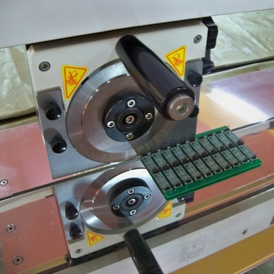 Separador de PCB para eletrônicos móveis com lâminas lineares e circulares de aço