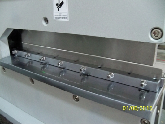 Máquina avançada de corte de PCB pneumático V para manuseio de componentes elevados