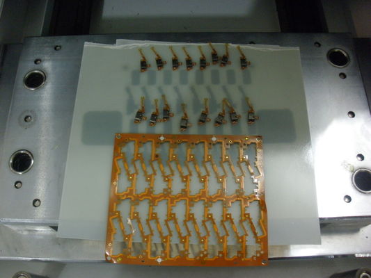 O metal do PWB Depaneling que carimba a chapa metálica de utilização de ferramentas morre, trabalho feito com ferramentas de perfuração do PWB