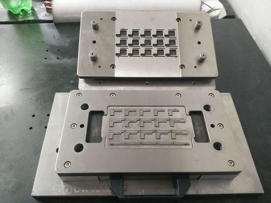 O metal do PWB Depaneling que carimba a chapa metálica de utilização de ferramentas morre, trabalho feito com ferramentas de perfuração do PWB