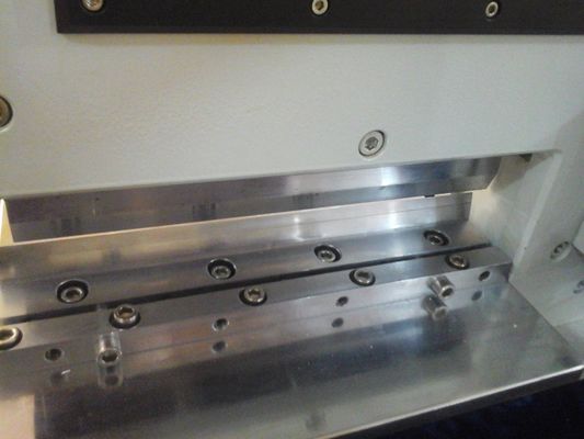 Máquina de corte de PCB V para substrato de alumínio 220V RUV Pneumático